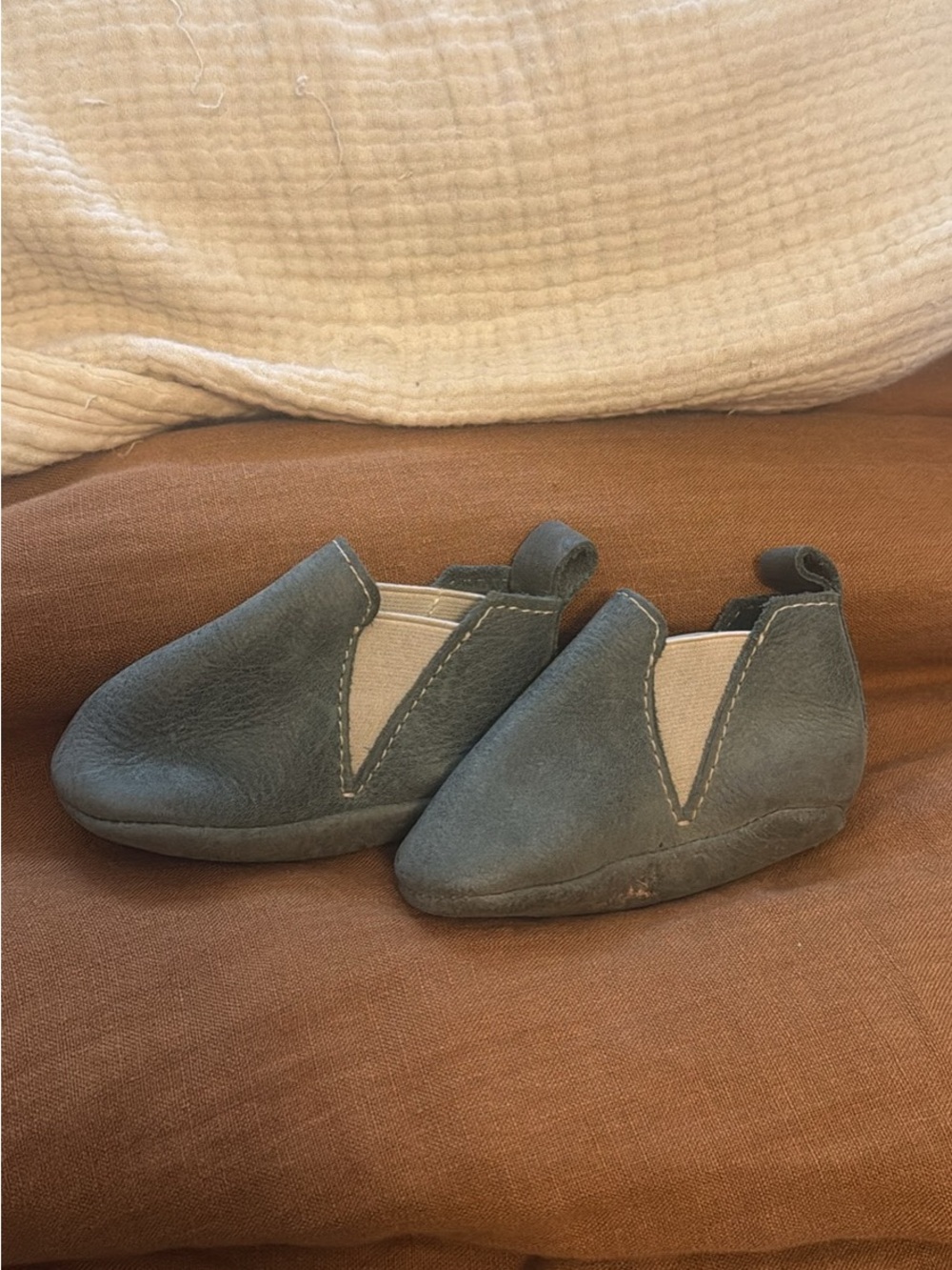 Freshly Picked Baby Soft Sole Leather Shoes in Olive Green